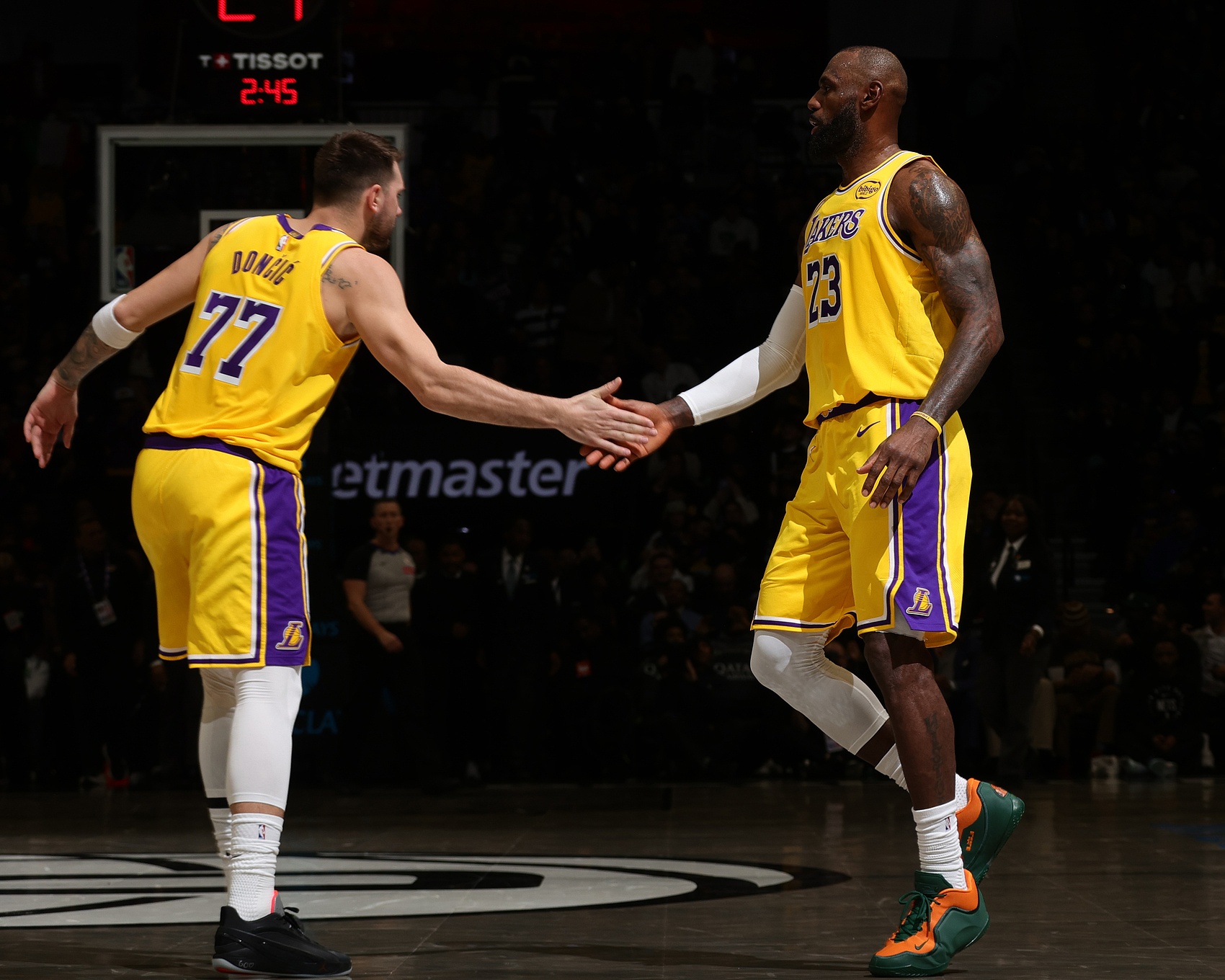 这都能赢?湖人全队22失误&詹姆斯8次东契奇5次 76人全队14次